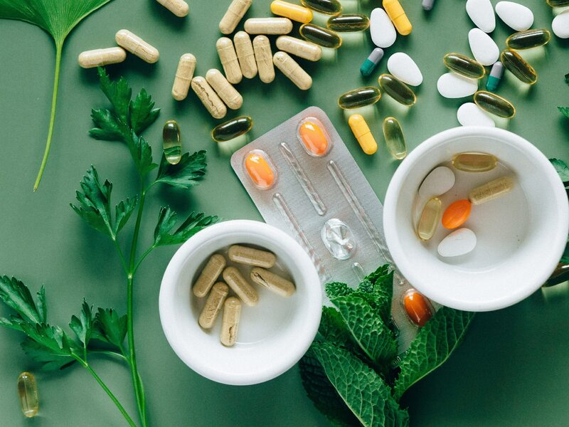 Interakcje ziół z lekami przeciwbólowymi, moczopędnymi i innymi preparatami