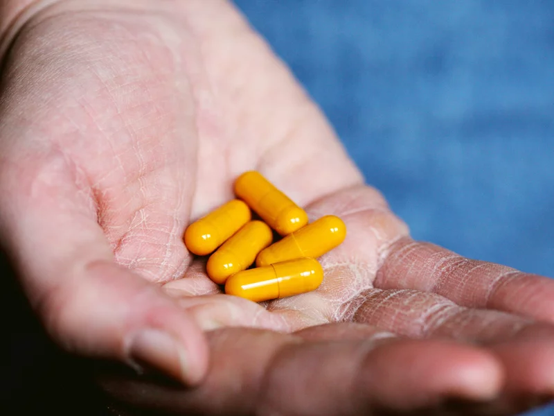 Eksperci zmieniają zalecenia dla seniorów. Witamina D i wapń nie chronią przed złamaniami