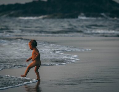 Lekarz radzi. Dziecko na plaży nie powinno chodzić boso i siadać pupą na piasku